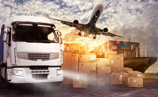 Vrachtwagen, vliegtuigen en lading schip klaar om te beginnen om te leveren — Stockfoto