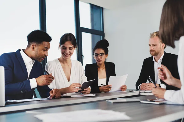 Una squadra di uomini d'affari lavora insieme in ufficio. Concetto di lavoro di squadra e partenariato — Foto Stock