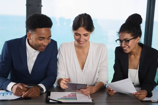 Team van zakenmensen die samenwerken — Stockfoto