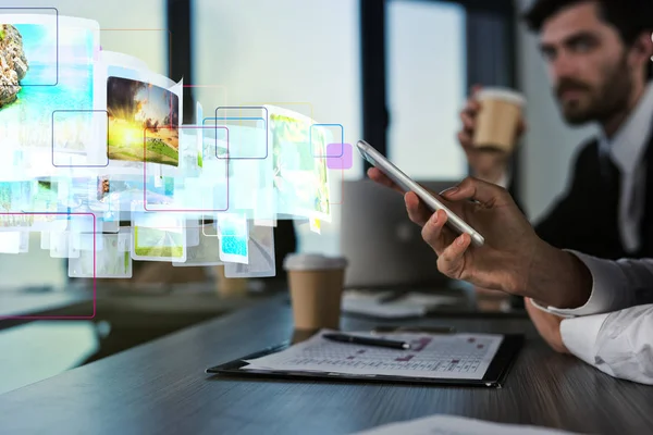 bir iş kadını cep telefonu