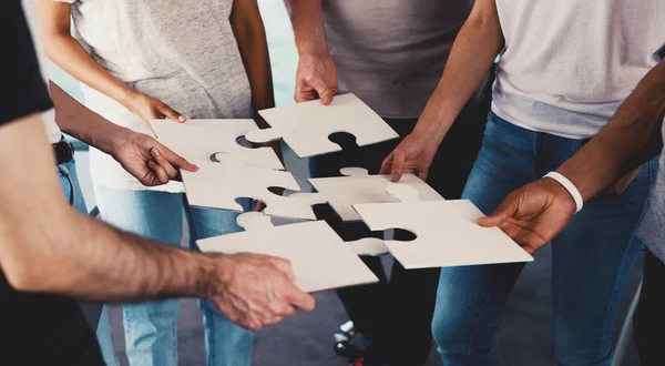 Team von Geschäftsleuten arbeitet zusammen — Stockfoto