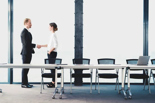 Apretón de manos de hombre de negocios y mujer de negocios — Foto de Stock