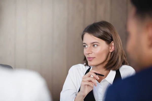 T zakenvrouw tijdens een zakelijke bijeenkomst. — Stockfoto