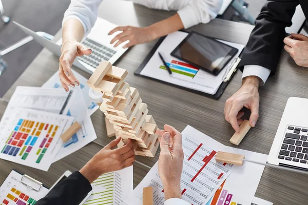 Gente en edificio de oficinas una construcción de madera — Foto de Stock