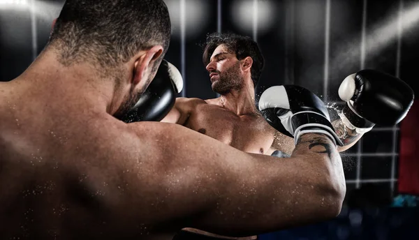 Boxer soca seu oponente durante a competição de boxe — Fotografia de Stock