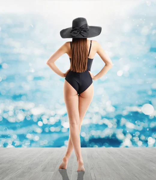 Mujer mirando al mar — Foto de Stock