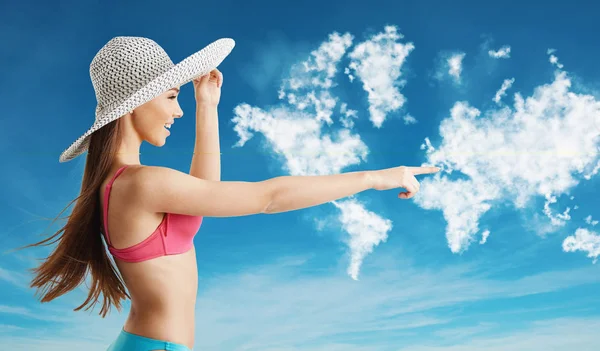 Frau im Bikini weist auf Horizont hin — Stockfoto