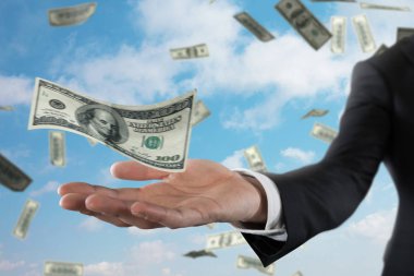 Yağmurlu banknotlar ile işadamı