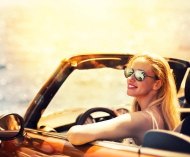 Cabriolet arabada genç kadın 