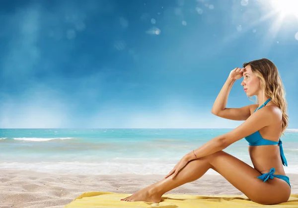 Chica en bikini sentada en una playa tropical — Foto de Stock