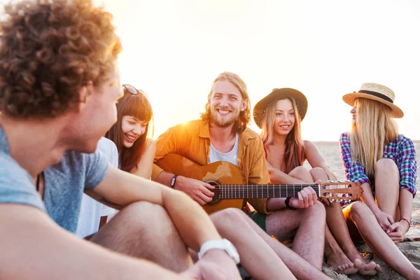 Grupo feliz de amigos fazendo festa na praia — Fotografia de Stock