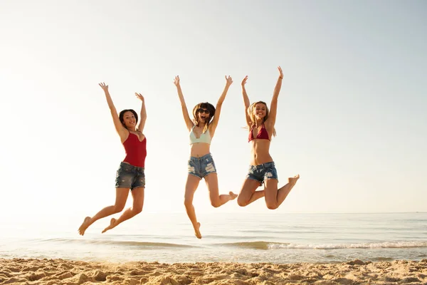 해변에서 점프 하는 행복 한 미소 친구 — 스톡 사진