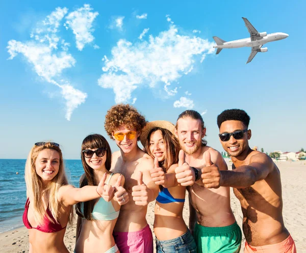 Grupo de amigos se divertindo na praia. Conceito de horário de verão — Fotografia de Stock