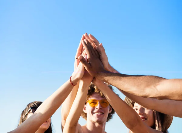 Grupo de amigos divirtiéndose en la playa — Foto de Stock