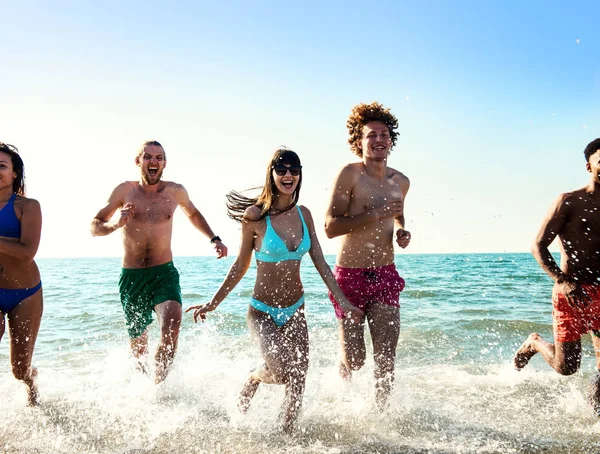 Un groupe d'amis court dans la mer. Concept d'été — Photo