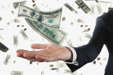 Yağmurlu banknotlar ile işadamı 