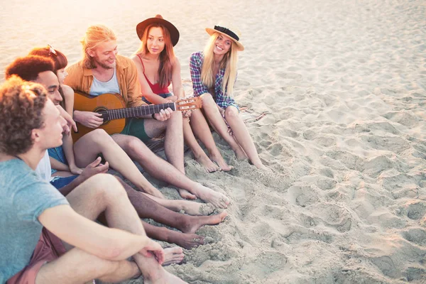 愉快的小组朋友有党在海滩 — 图库照片