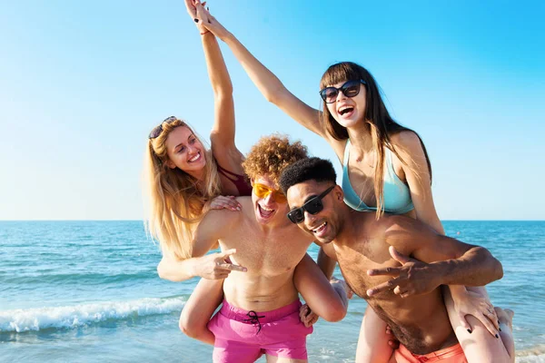 Neşeli genç arkadaşlar yaz sahilde zevk — Stok fotoğraf