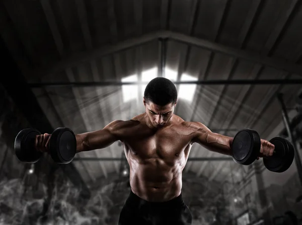 Atletisk muskulös man utbildning biceps — Stockfoto