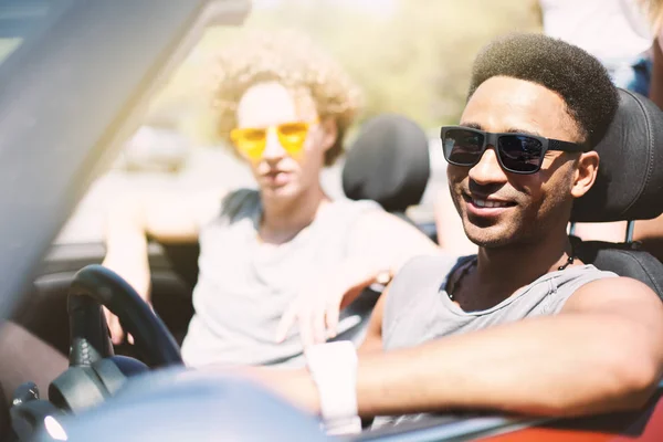 Jovens amigos em carro cabriolet pronto para férias — Fotografia de Stock