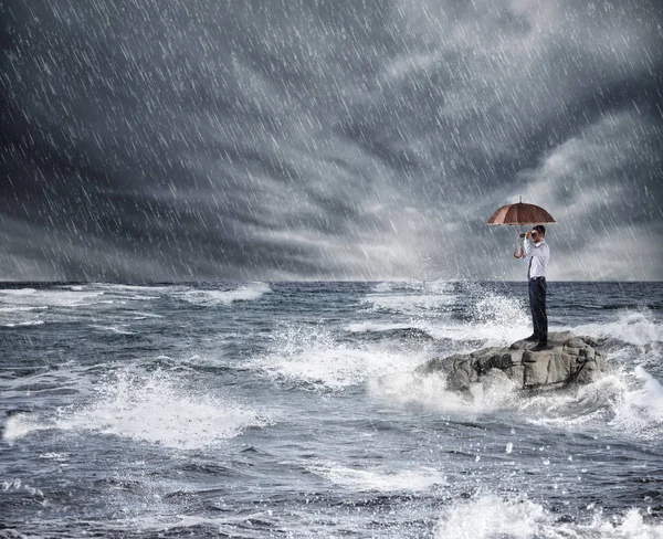 Empresário com guarda-chuva durante tempestade — Fotografia de Stock