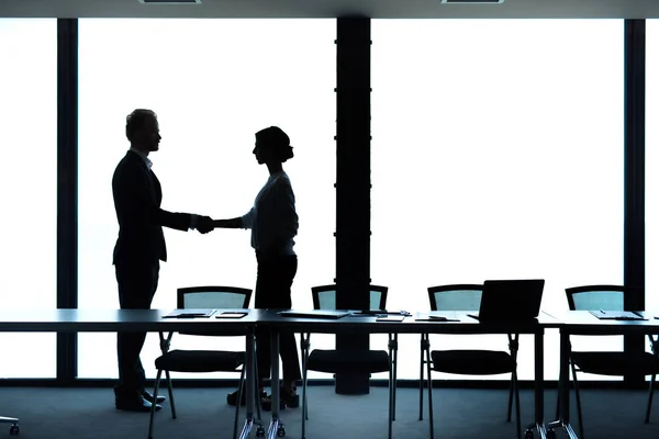 Handshake affärsman och affärskvinna. — Stockfoto