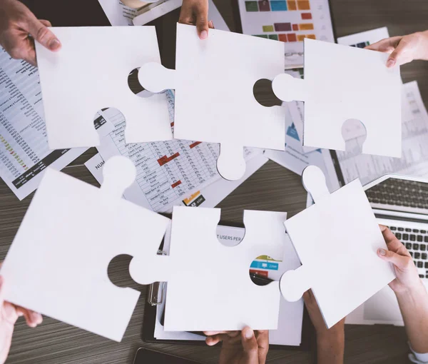 Empresarios construyendo un rompecabezas de colores . —  Fotos de Stock