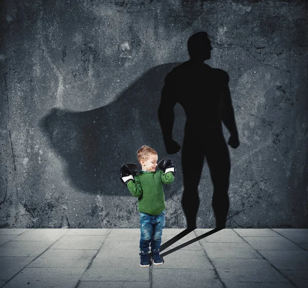 Niño pequeño con su sombra — Foto de Stock