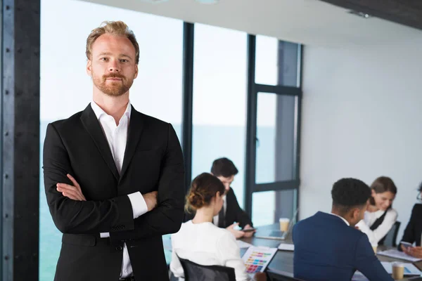 Equipo de hombres de negocios trabajan juntos en la oficina. Concepto de trabajo en equipo y asociación —  Fotos de Stock