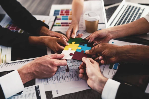 Geschäftsleute bauen ein farbiges Puzzle. — Stockfoto