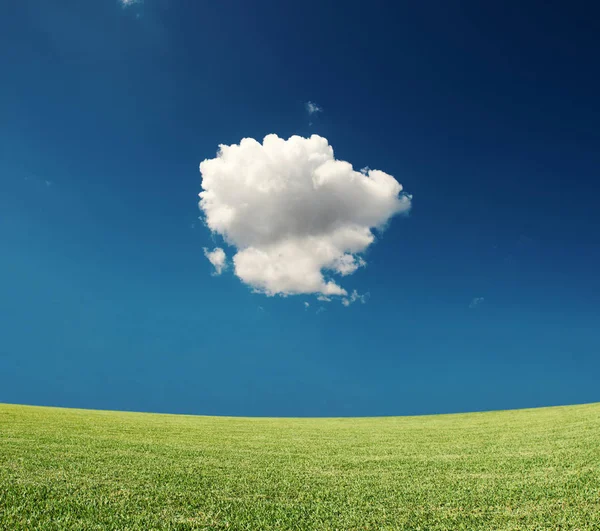 Πράσινο λιβάδι με ένα σύννεφο — Φωτογραφία Αρχείου