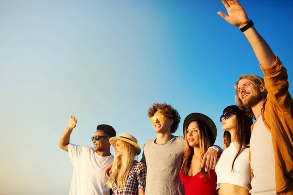 Groupe d'amis heureux s'amuser à la plage de l'océan — Photo