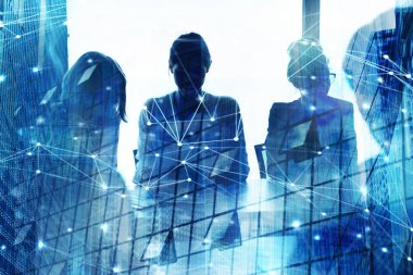 Modern bir ofiste iş adamları silüeti 