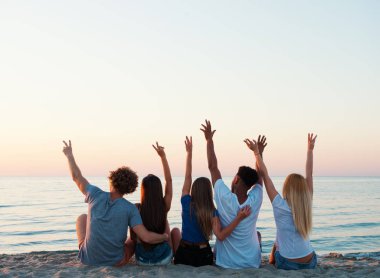 Bir grup arkadaş sahilde eğleniyor.