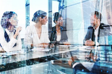 Takım İşadamlarından ofiste birlikte çalışır. Ekip çalışması ve ortaklık kavramı