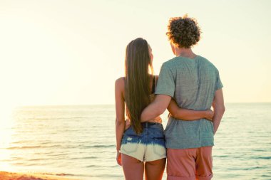 Plajda gündoğumu sırasında çiftler