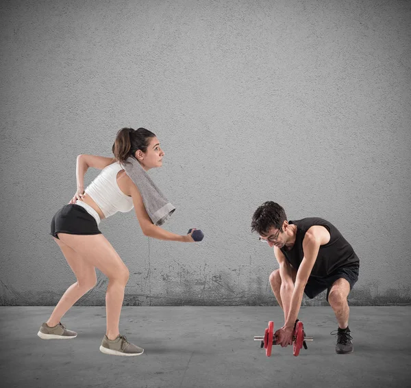 Garçon et fille ayant des difficultés à la salle de gym — Photo