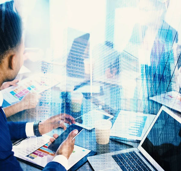 Homme d'affaires dans un bureau moderne — Photo