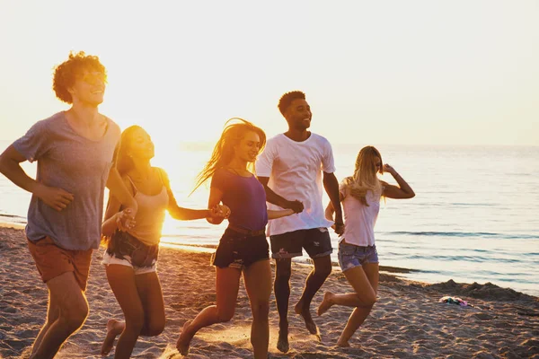 Group of happy friends having fun at ocean beach — Stock Photo, Image