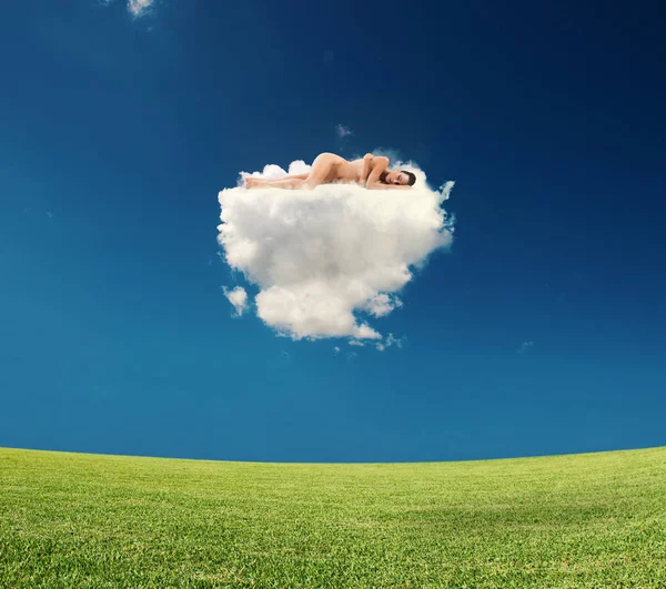 Mujer durmiendo en una nube suave —  Fotos de Stock