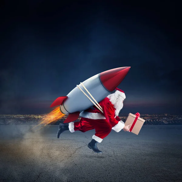 Santa Claus con caja de regalo — Foto de Stock