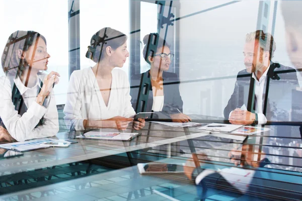 Equipe de empresários trabalham juntos no escritório. Conceito de trabalho em equipe e parceria — Fotografia de Stock