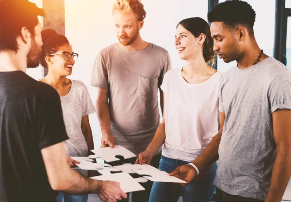 Team von Geschäftsleuten arbeitet zusammen — Stockfoto