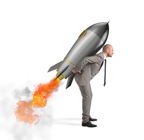 Бізнесмен тримає ракету — стокове фото