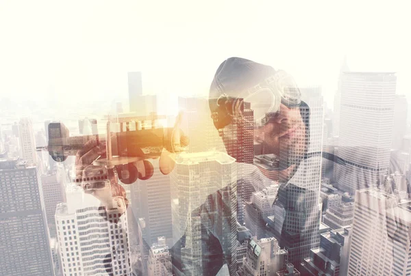 Empresario jugando con aviones . — Foto de Stock