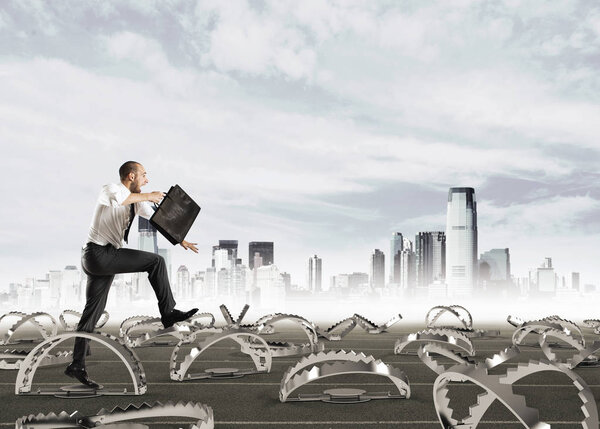 Человек бежит между ловушками
