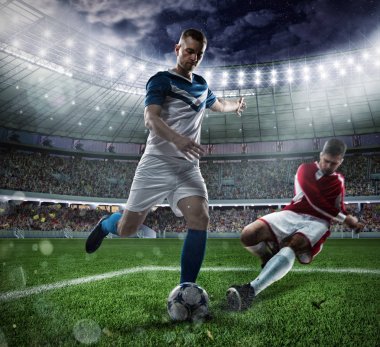 Stadyumda rakip futbolcularla futbol sahnesi