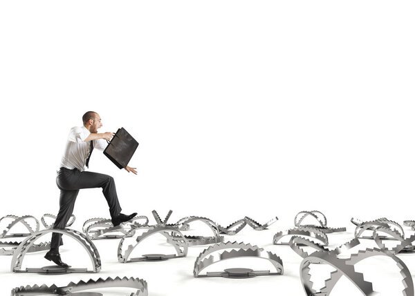 Человек попадает в ловушку
. 