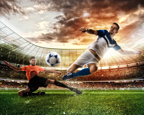 Fotbollsscen med konkurrerande fotbollsspelare på arenan — Stockfoto