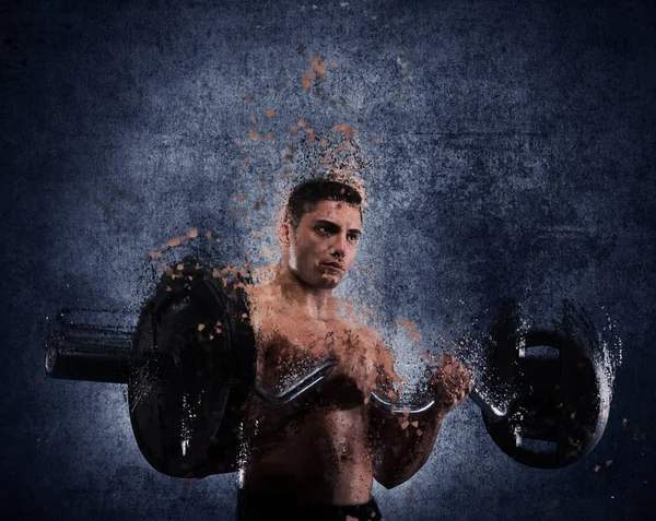 Atlético musculoso hombre entrenamiento bíceps — Foto de Stock